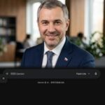 Профессиональный портрет уверенного российского бизнесмена на размытом нейтральном фоне для обзора покерного рума